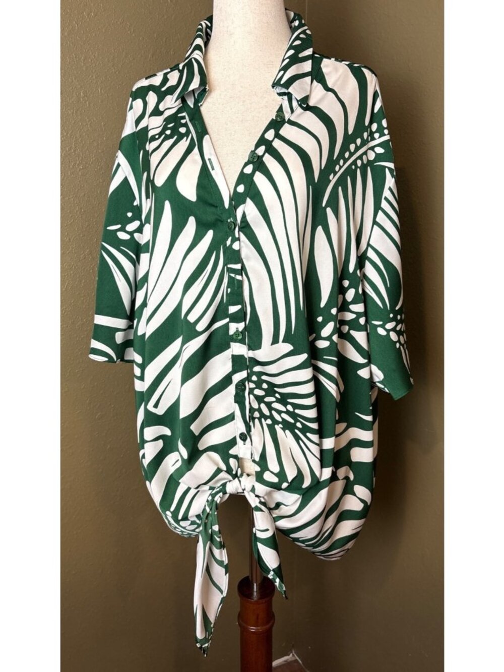 Chicos Women's Button-Up Tie-Front Blouse Size 4 100% Polyester Tropical Leaf